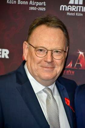 ABBkoeln: Torsten Burmester mit Jaqueline zu Gast auf dem roten Teppich bei der Charity Aids Gala im Musical Dome Koeln am 01.12.2025 NRW Deutschland