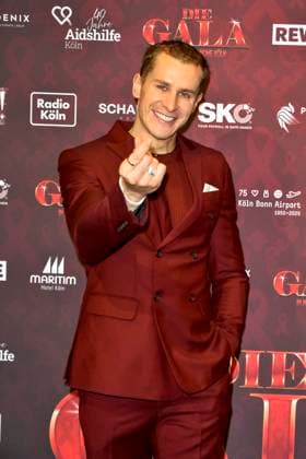 ABBkoeln: Lukas Sauer Schauspieler zu Gast auf dem roten Teppich bei der Charity Aids Gala im Musical Dome Koeln am 01.12.2025 NRW Deutschland
