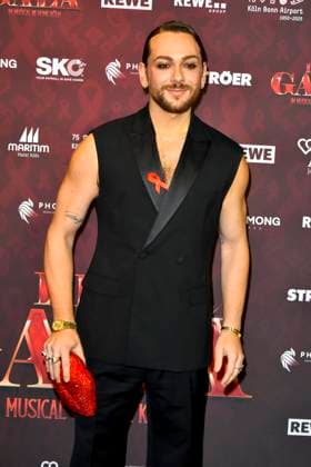 ABBkoeln: Riccardo Simonetti Moderator und Autor zu Gast auf dem roten Teppich bei der Charity Aids Gala im Musical Dome Koeln am 01.12.2025 NRW Deutschland