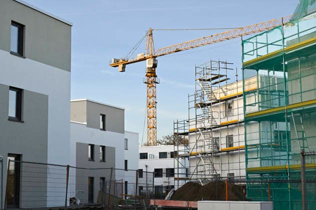Wohnungsbau in Frankfurt am Main im Stadtteil Heddernheim (Foto vom 01.12.2025). Zu wenig Wohnraum, explodierende Mieten und Nebenkosten - die Lage auf dem Wohnungsmarkt wird immer schwieriger, die soziale Ungleichheit waechst. Bundesweit fehlen dem Buendnis Soziales Wohnen zufolge rund 550.000 Wohnungen. Trotz des hohen Bedarfs nach guenstigem Wohnraum ist der Bestand von Sozialwohnungen gesunken - allein von 2017 bis 2023 um zwoelf Prozent. (Siehe epd-Meldung vom 02.12.2025) EDITORIAL USE ONLY