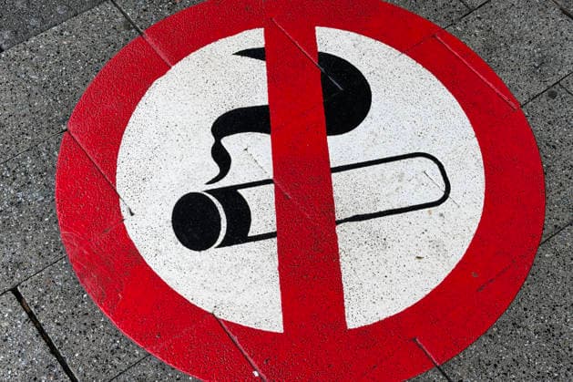 Ein aufgemaltes, aufgespruehtes (aufgesprühtes) Schild Rauchverbot vor dem Eingang zum Siegener Hauptbahnhof. Symbolbild Rauchen, Rauchverbot am 28.11.2025 in Siegen Deutschland.
