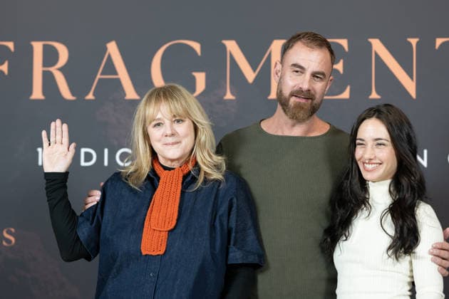 Fragmentos - Photocall in Madrid, Spain - 02 Dec 2025 Actress Emma Suárez (L), director Horacio Alcalá (C) and actress Asia Ortega (R) attend the Fragmentos photocall at Cines Renoir Princesa. Madrid Spain Copyright: xAtilanoxGarciax xSOPAxImagesx photo02056