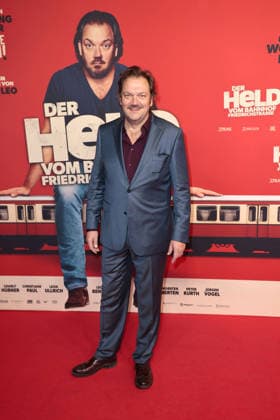 Der Held vom Bahnhof Friedrichstrasse Premiere in Berlin Charly Huebner bei der öDer Held vom Bahnhof Friedrichstrasse Kino Premiere am 2.12.2025 im Delphi Filmpalast in Berlin Der Held vom Bahnhof Friedrichstrasse Filmpremiere in Berlin