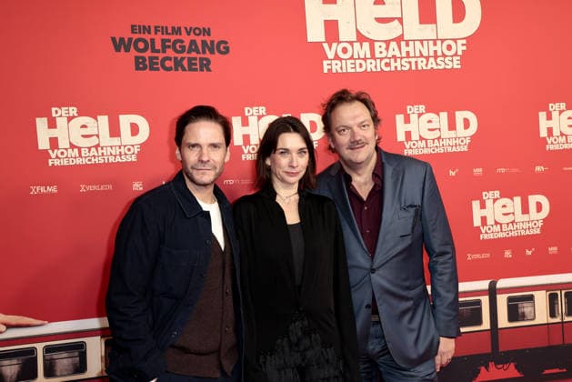 Der Held vom Bahnhof Friedrichstrasse Premiere in Berlin Daniel Bruehl, Christiane Paul und Charly Huebner bei der öDer Held vom Bahnhof Friedrichstrasse Kino Premiere am 2.12.2025 im Delphi Filmpalast in Berlin Der Held vom Bahnhof Friedrichstrasse Filmpremiere in Berlin