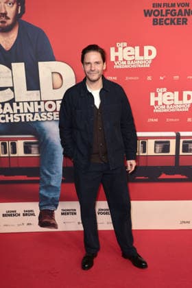 Der Held vom Bahnhof Friedrichstrasse Premiere in Berlin Daniel Bruehl bei der öDer Held vom Bahnhof Friedrichstrasse Kino Premiere am 2.12.2025 im Delphi Filmpalast in Berlin Der Held vom Bahnhof Friedrichstrasse Filmpremiere in Berlin