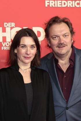Der Held vom Bahnhof Friedrichstrasse Premiere in Berlin Christiane Paul und Charly Huebner bei der öDer Held vom Bahnhof Friedrichstrasse Kino Premiere am 2.12.2025 im Delphi Filmpalast in Berlin Der Held vom Bahnhof Friedrichstrasse Filmpremiere in Berlin