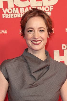 Der Held vom Bahnhof Friedrichstrasse Premiere in Berlin Leonie Benesch bei der öDer Held vom Bahnhof Friedrichstrasse Kino Premiere am 2.12.2025 im Delphi Filmpalast in Berlin Der Held vom Bahnhof Friedrichstrasse Filmpremiere in Berlin