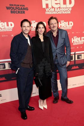Der Held vom Bahnhof Friedrichstrasse Premiere in Berlin Daniel Bruehl, Christiane Paul und Charly Huebner bei der öDer Held vom Bahnhof Friedrichstrasse Kino Premiere am 2.12.2025 im Delphi Filmpalast in Berlin Der Held vom Bahnhof Friedrichstrasse Filmpremiere in Berlin