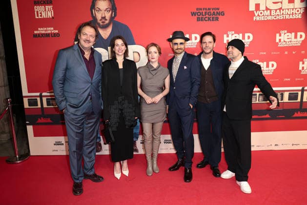Der Held vom Bahnhof Friedrichstrasse Premiere in Berlin Charly Huebner, Christiane Paul, Leonie Benesch, Leon Ullrich, Daniel Bruehl und Juergen Vogel bei der öDer Held vom Bahnhof Friedrichstrasse Kino Premiere am 2.12.2025 im Delphi Filmpalast in Berlin Der Held vom Bahnhof Friedrichstrasse Filmpremiere in Berlin