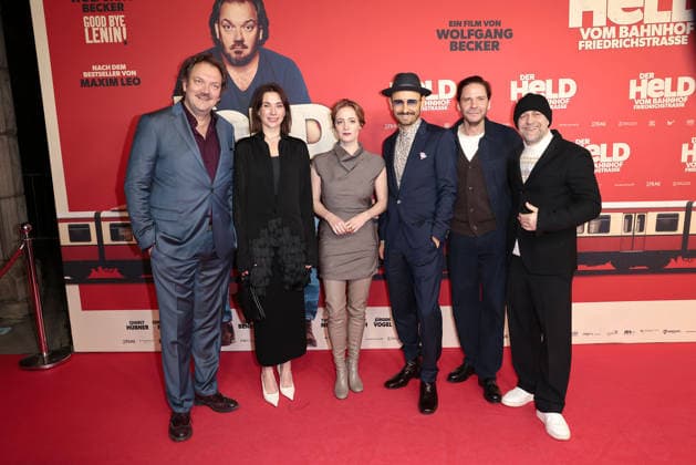 Der Held vom Bahnhof Friedrichstrasse Premiere in Berlin Charly Huebner, Christiane Paul, Leonie Benesch, Leon Ullrich, Daniel Bruehl und Juergen Vogel bei der öDer Held vom Bahnhof Friedrichstrasse Kino Premiere am 2.12.2025 im Delphi Filmpalast in Berlin Der Held vom Bahnhof Friedrichstrasse Filmpremiere in Berlin