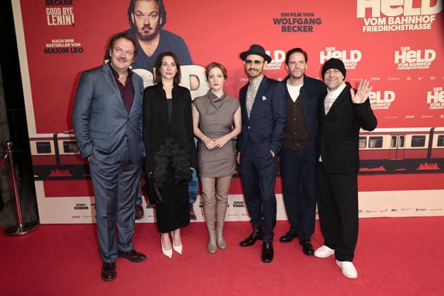 Der Held vom Bahnhof Friedrichstrasse Premiere in Berlin Charly Huebner, Christiane Paul, Leonie Benesch, Leon Ullrich, Daniel Bruehl und Juergen Vogel bei der öDer Held vom Bahnhof Friedrichstrasse Kino Premiere am 2.12.2025 im Delphi Filmpalast in Berlin Der Held vom Bahnhof Friedrichstrasse Filmpremiere in Berlin