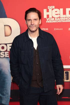 Der Held vom Bahnhof Friedrichstrasse Premiere in Berlin Daniel Bruehl bei der öDer Held vom Bahnhof Friedrichstrasse Kino Premiere am 2.12.2025 im Delphi Filmpalast in Berlin Der Held vom Bahnhof Friedrichstrasse Filmpremiere in Berlin