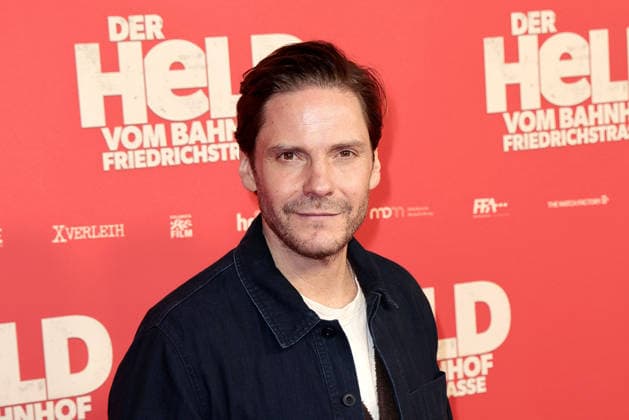 Der Held vom Bahnhof Friedrichstrasse Premiere in Berlin Daniel Bruehl bei der öDer Held vom Bahnhof Friedrichstrasse Kino Premiere am 2.12.2025 im Delphi Filmpalast in Berlin Der Held vom Bahnhof Friedrichstrasse Filmpremiere in Berlin