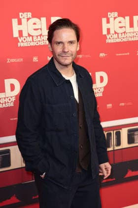 Der Held vom Bahnhof Friedrichstrasse Premiere in Berlin Daniel Bruehl bei der öDer Held vom Bahnhof Friedrichstrasse Kino Premiere am 2.12.2025 im Delphi Filmpalast in Berlin Der Held vom Bahnhof Friedrichstrasse Filmpremiere in Berlin
