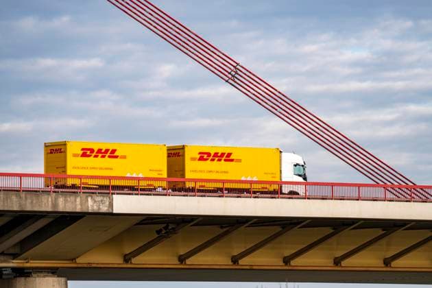 Lastwagen, LKW mit Anhänger, des Logistik Unternehmens DHL, Kurierunternehmen, Paketzustellungen, A42 Brücke über den Rhein bei Duisburg-Beeckerwerth, LKW Vekehr