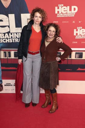 Adina Vetter und Adriana Altarar bei der Der Held vom Bahnhof Friedrichstrasse Kino Premiere am 2.12.2025 im Delphi Filmpalast in Berlin Der Held vom Bahnhof Friedrichstrasse Filmpremiere in Berlin