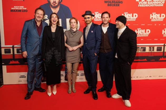Premiere - Der Held vom Bahnhof Friedrichstrasse - Charly Hübner, Christiane Paul, Leon Ullrich, Daniel Brühl und Jürgen Vogel bei der Kinopremiere von Der Held vom Bahnhof Friedrichstrasse im Delphi-Filmpalast am 02.12.2025 in Berlin. Copyright: xEventpressxKochanx