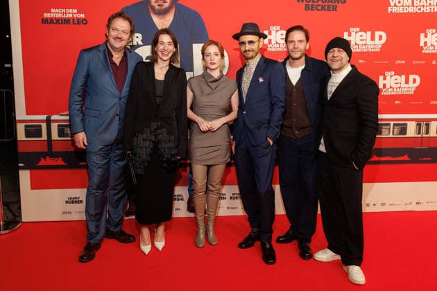 Premiere - Der Held vom Bahnhof Friedrichstrasse - Charly Hübner, Christiane Paul, Leonie Benesch, Leon Ullrich, Daniel Brühl und Jürgen Vogel bei der Kinopremiere von Der Held vom Bahnhof Friedrichstrasse im Delphi-Filmpalast am 02.12.2025 in Berlin. Copyright: xEventpressxKochanx