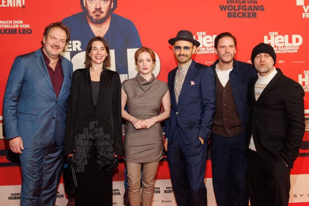 Premiere - Der Held vom Bahnhof Friedrichstrasse - Charly Hübner, Christiane Paul, Leonie Benesch, Leon Ullrich, Daniel Brühl und Jürgen Vogel bei der Kinopremiere von Der Held vom Bahnhof Friedrichstrasse im Delphi-Filmpalast am 02.12.2025 in Berlin. Copyright: xEventpressxKochanx
