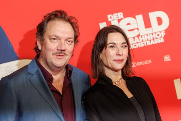 Premiere - Der Held vom Bahnhof Friedrichstrasse - Charly Hübner und Christiane Paul bei der Kinopremiere von Der Held vom Bahnhof Friedrichstrasse im Delphi-Filmpalast am 02.12.2025 in Berlin. Copyright: xEventpressxKochanx