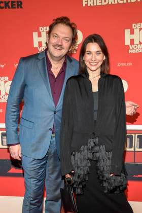 ABBberlin: Charly Hübner Huebner Christiane Paul Schauspieler zu Gast auf dem roten Teppich bei der Kino Weltpremiere des Films DER HELD VOM BAHNHOF FRIEDRICHSTRASSE im Delphi Filmpalast Berlin am 02.12.2025 Berlin Deutschland