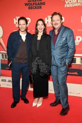 ABBberlin: Daniel Brühl Bruehl Christiane Paul und Charly Hübner Huebner Schauspieler zu Gast auf dem roten Teppich bei der Kino Weltpremiere des Films DER HELD VOM BAHNHOF FRIEDRICHSTRASSE im Delphi Filmpalast Berlin am 02.12.2025 Berlin Deutschland