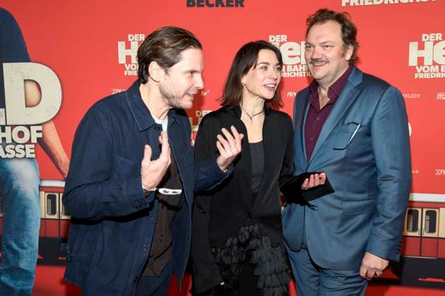 ABBberlin: Daniel Brühl Bruehl Christiane Paul und Charly Hübner Huebner Schauspieler zu Gast auf dem roten Teppich bei der Kino Weltpremiere des Films DER HELD VOM BAHNHOF FRIEDRICHSTRASSE im Delphi Filmpalast Berlin am 02.12.2025 Berlin Deutschland