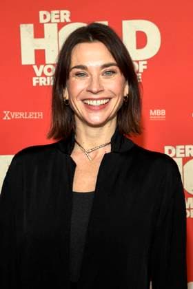 ABBberlin: Christiane Paul Schauspielerin zu Gast auf dem roten Teppich bei der Kino Weltpremiere des Films DER HELD VOM BAHNHOF FRIEDRICHSTRASSE im Delphi Filmpalast Berlin am 02.12.2025 Berlin Deutschland