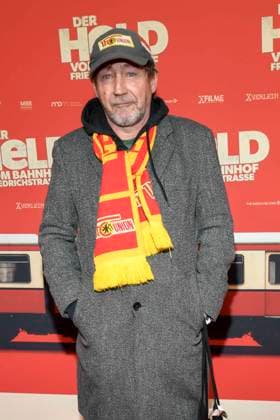 ABBberlin: Thorsten Merten Schauspieler Union Berlin Schal und Kappe zu Gast auf dem roten Teppich bei der Kino Weltpremiere des Films DER HELD VOM BAHNHOF FRIEDRICHSTRASSE im Delphi Filmpalast Berlin am 02.12.2025 Berlin Deutschland