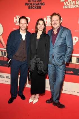 ABBberlin: Daniel Brühl Bruehl Christiane Paul und Charly Hübner Huebner Schauspieler zu Gast auf dem roten Teppich bei der Kino Weltpremiere des Films DER HELD VOM BAHNHOF FRIEDRICHSTRASSE im Delphi Filmpalast Berlin am 02.12.2025 Berlin Deutschland