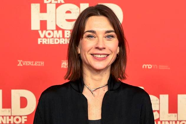 ABBberlin: Christiane Paul Schauspielerin zu Gast auf dem roten Teppich bei der Kino Weltpremiere des Films DER HELD VOM BAHNHOF FRIEDRICHSTRASSE im Delphi Filmpalast Berlin am 02.12.2025 Berlin Deutschland