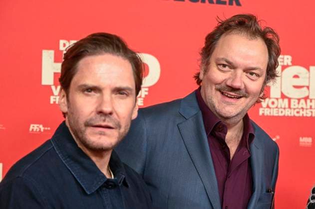 ABBberlin: Daniel Bruehl Brühl mit Charly Hübner Huebner Schauspieler zu Gast auf dem roten Teppich bei der Kino Weltpremiere des Films DER HELD VOM BAHNHOF FRIEDRICHSTRASSE im Delphi Filmpalast Berlin am 02.12.2025 Berlin Deutschland