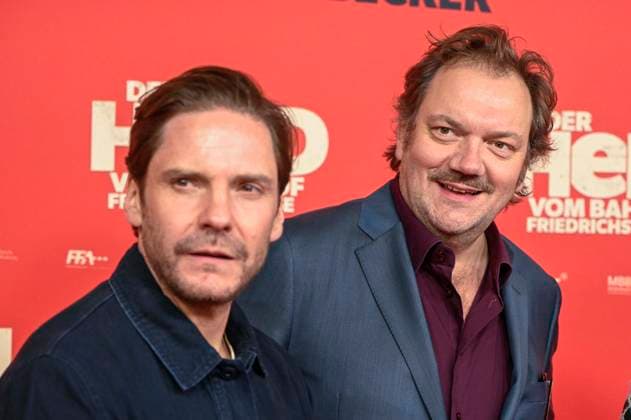 ABBberlin: Daniel Bruehl Brühl mit Charly Hübner Huebner Schauspieler zu Gast auf dem roten Teppich bei der Kino Weltpremiere des Films DER HELD VOM BAHNHOF FRIEDRICHSTRASSE im Delphi Filmpalast Berlin am 02.12.2025 Berlin Deutschland