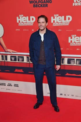 Daniel Bruehl bei der Premiere von DER HELD VOM BAHNHOF FRIEDRICHSTRASSE im Delphi Filmpalast in Berlin 02.12.2025