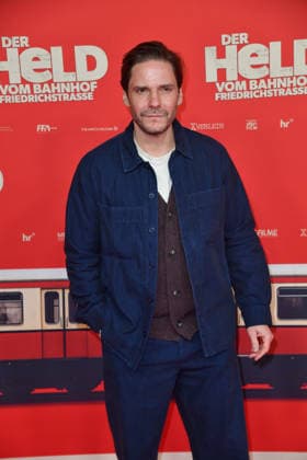 Daniel Bruehl bei der Premiere von DER HELD VOM BAHNHOF FRIEDRICHSTRASSE im Delphi Filmpalast in Berlin 02.12.2025