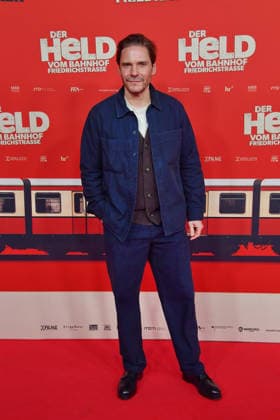 Daniel Bruehl bei der Premiere von DER HELD VOM BAHNHOF FRIEDRICHSTRASSE im Delphi Filmpalast in Berlin 02.12.2025