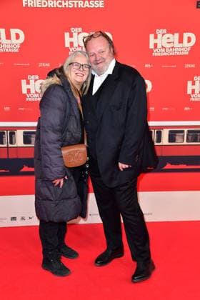 Manuela Stehr und Stefan Arndt bei der Premiere von DER HELD VOM BAHNHOF FRIEDRICHSTRASSE im Delphi Filmpalast in Berlin 02.12.2025
