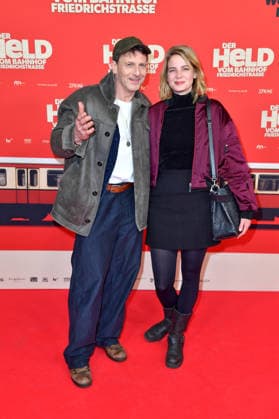 Hendrik Duryn und Rike Schmid bei der Premiere von DER HELD VOM BAHNHOF FRIEDRICHSTRASSE im Delphi Filmpalast in Berlin 02.12.2025