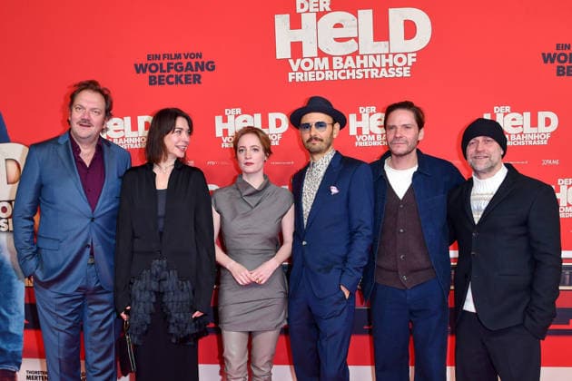 Charly Hübner, Christiane Paul, Leonie Benesch, Leon Ullrich, Daniel Brühl und Jürgen Vogel bei der Premiere von DER HELD VOM BAHNHOF FRIEDRICHSTRASSE im Delphi Filmpalast in Berlin 02.12.2025