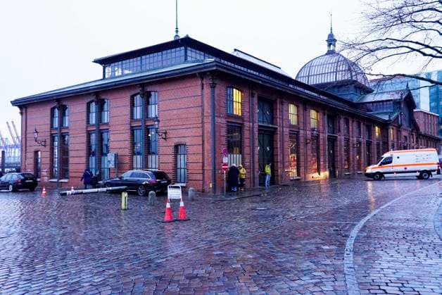 CNTVhamburg: SandraQuadflieg Schauspielerin als Promi Helfer bei der Weihnachtsfeier fuer Obdachlose Menschen unter dem Motto Mehr als eine warme Mahlzeit in der Fischauktionshalle am 02.12.2025 in Hamburg Hamburg Deutschland