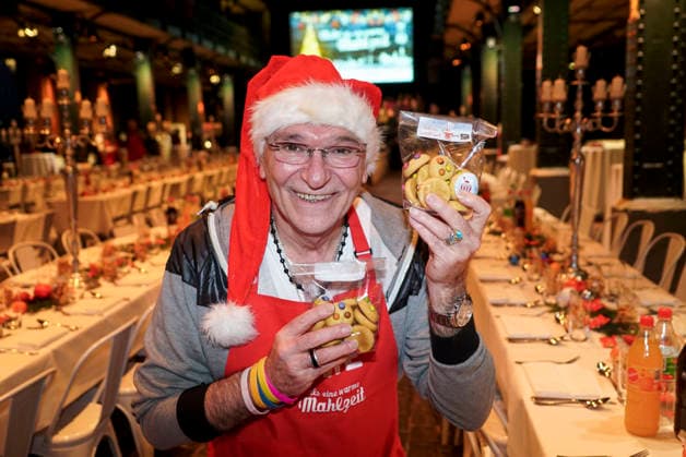 CNTVhamburg: Peter Sebastian Sanger als Promi Helfer bei der Weihnachtsfeier fuer Obdachlose Menschen unter dem Motto Mehr als eine warme Mahlzeit in der Fischauktionshalle am 02.12.2025 in Hamburg Hamburg Deutschland