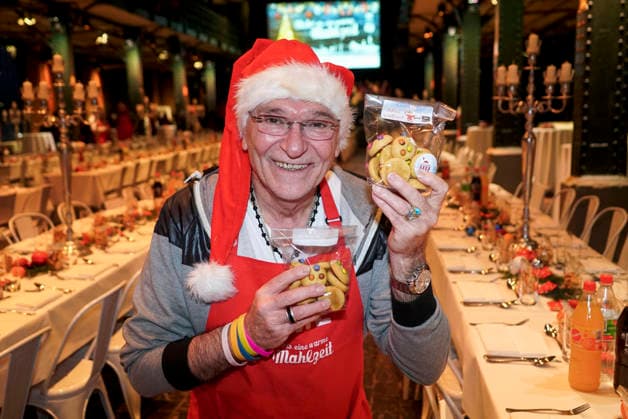 CNTVhamburg: Peter Sebastian Sanger als Promi Helfer bei der Weihnachtsfeier fuer Obdachlose Menschen unter dem Motto Mehr als eine warme Mahlzeit in der Fischauktionshalle am 02.12.2025 in Hamburg Hamburg Deutschland