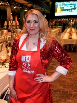 CNTVhamburg: Sandra Quadflieg Schauspielerin als Promi Helfer bei der Weihnachtsfeier fuer Obdachlose Menschen unter dem Motto Mehr als eine warme Mahlzeit in der Fischauktionshalle am 02.12.2025 in Hamburg Hamburg Deutschland
