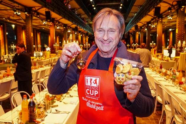 CNTVhamburg: Helmut Zierl Schauspieler als Promi Helfer bei der Weihnachtsfeier fuer Obdachlose Menschen unter dem Motto Mehr als eine warme Mahlzeit in der Fischauktionshalle am 02.12.2025 in Hamburg Hamburg Deutschland