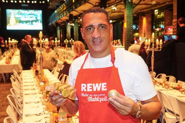 CNTVhamburg: Ismail Özen Oezen tuerkischer Boxpromoter als Promi Helfer bei der Weihnachtsfeier fuer Obdachlose Menschen unter dem Motto Mehr als eine warme Mahlzeit in der Fischauktionshalle am 02.12.2025 in Hamburg Hamburg Deutschland