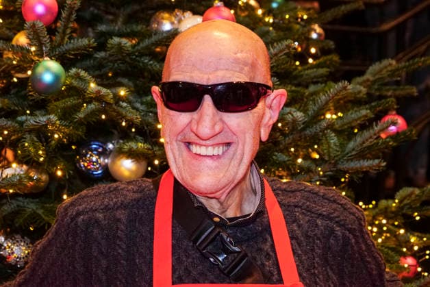 CNTVhamburg: Eddy Kante war sein halbes Leben Bodyguard von Udo Lindenberg als Promi Helfer bei der Weihnachtsfeier fuer Obdachlose Menschen unter dem Motto Mehr als eine warme Mahlzeit in der Fischauktionshalle am 02.12.2025 in Hamburg Hamburg Deutschland