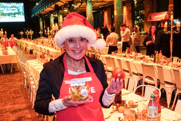 CNTVhamburg: Tanja Schumann Schauspielerin als Promi Helfer bei der Weihnachtsfeier fuer Obdachlose Menschen unter dem Motto Mehr als eine warme Mahlzeit in der Fischauktionshalle am 02.12.2025 in Hamburg Hamburg Deutschland