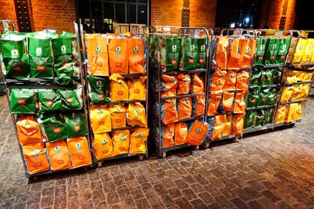 CNTVhamburg: Innenansicht Fischautionshalle Geschenke Tueten fuer die Besucher bei der Weihnachtsfeier fuer Obdachlose Menschen unter dem Motto Mehr als eine warme Mahlzeit in der Fischauktionshalle am 02.12.2025 in Hamburg Hamburg Deutschland