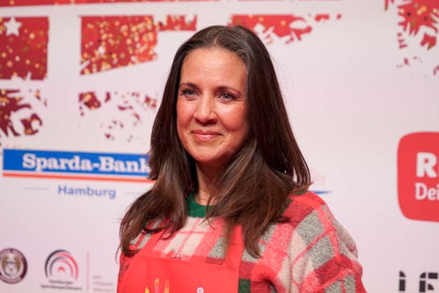 CNTVhamburg: Dana Schweiger Unternehmerin als Promi Helfer bei der Weihnachtsfeier fuer Obdachlose Menschen unter dem Motto Mehr als eine warme Mahlzeit in der Fischauktionshalle am 02.12.2025 in Hamburg Hamburg Deutschland