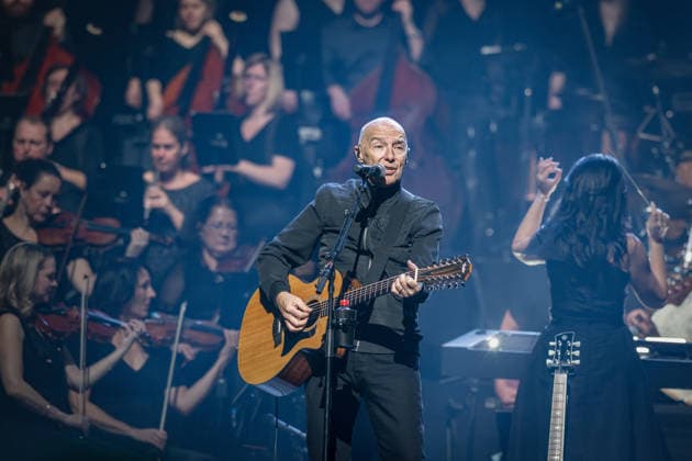 02.12.2025, Midge Ure. 02.12.2025, Die Night of the Proms (NOTP) in der Festhalle Frankfurt. Es ist das 50. Gastspiel in der Gud Stubb der Mainmetropole. Diese und die Veranstaltung am 03.12.2025 sind mit 7.000 bzw. 8.500 Kartenverkäufen ausverkauft. Vor 40 Jahren fand in Antwerpen die erste NOTP statt. Frankfurt Hessen Deutschland